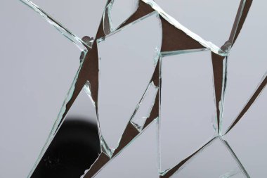 Arka tahtada kırık ayna parçaları, üst görünüm