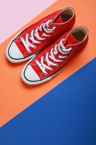 一双色彩艳丽的新式红色运动鞋 案文的篇幅 — 图库照片