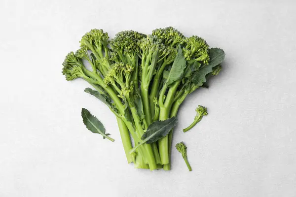 Brokolini Mentah Segar Pada Latar Belakang Putih Berbaring Datar Makanan — Stok Foto