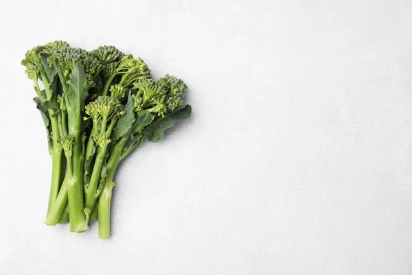 Brokolini Mentah Segar Pada Latar Belakang Putih Lay Datar Dan — Stok Foto