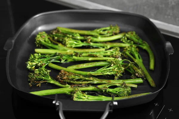 Panggangan Panci Dengan Brokolini Dimasak Lezat Atas Masak Closeup — Stok Foto