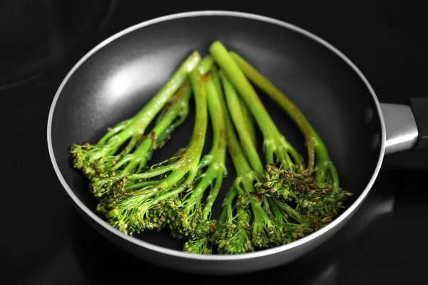 Penggorengan Panci Dengan Brokolini Dimasak Lezat Atas Masak Closeup — Stok Foto