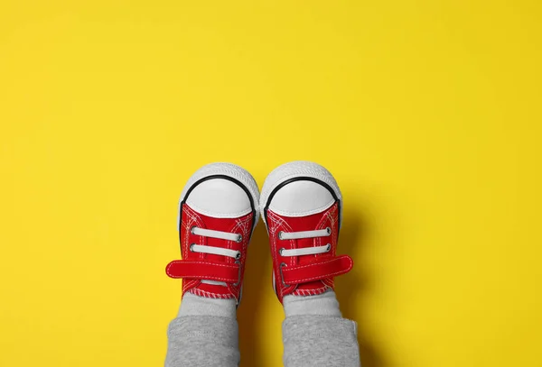 Μικρό Παιδί Κομψό Κόκκινο Gumshoes Κίτρινο Φόντο Top View — Φωτογραφία Αρχείου