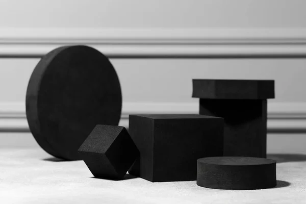 Svarta Geometriska Figurer Ljusgrått Bord Snygg Presentation För Produkten — Stockfoto
