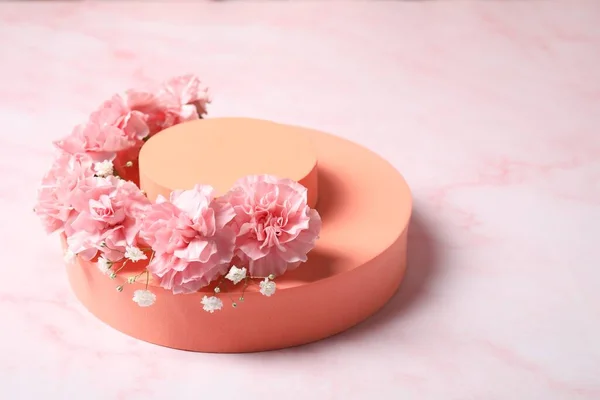 Narancssárga Geometriai Alakok Cigány Szegfű Virágok Rózsaszín Márvány Asztalon Közelkép — Stock Fotó