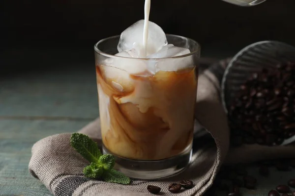 Sütü Bir Bardak Lezzetli Buzlu Kahveye Fasulyeye Nane Şekerine Dökerek — Stok fotoğraf