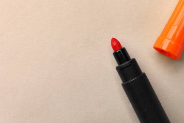 Bej arka planda parlak turuncu kalem, düz. Metin için boşluk