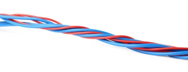 Beyazda izole edilmiş yeni renkli elektrik kabloları