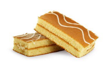 Lezzetli ev yapımı sünger kekleri beyaza izole edilmiş.