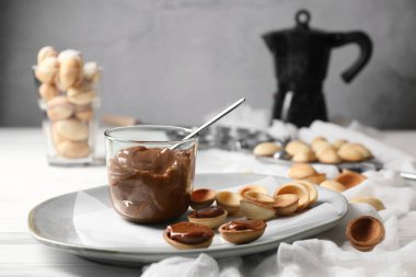 Masada konsantre süt ve ceviz şeklinde kurabiyeler.