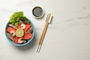 Lezzetli uskumru, karides ve ton balığı, marul, limon, salatalık ve soya sosuyla servis edilir, beyaz mermer masada, düzlük ve yazı için yer vardır. Lezzetli sashimi yemeği.