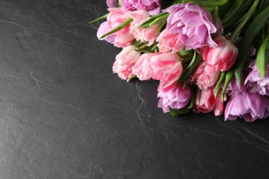 Siyah masa manzaralı bir buket renkli lale çiçeği. Metin için boşluk