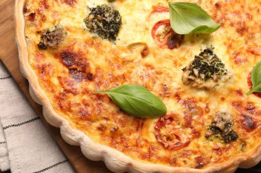 Lezzetli ev yapımı sebzeli kiş, masada, yakın plan.