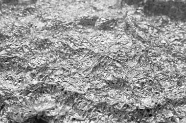 Arkaplan olarak buruşmuş gümüş folyo, yakın plan görünüm