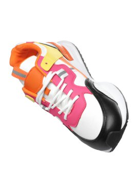 Beyaz tenli şık bir spor ayakkabı.