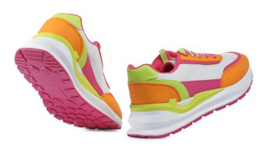 Bir çift şık renkli spor ayakkabısı beyaza izole edilmiş.