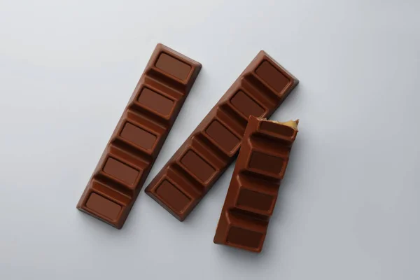 Läcker Choklad Barer Ljusblå Bakgrund Platt Låg — Stockfoto