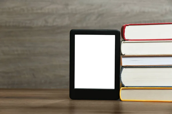Lector Libros Electrónicos Portátil Pila Libros Tapa Dura Sobre Mesa — Foto de Stock