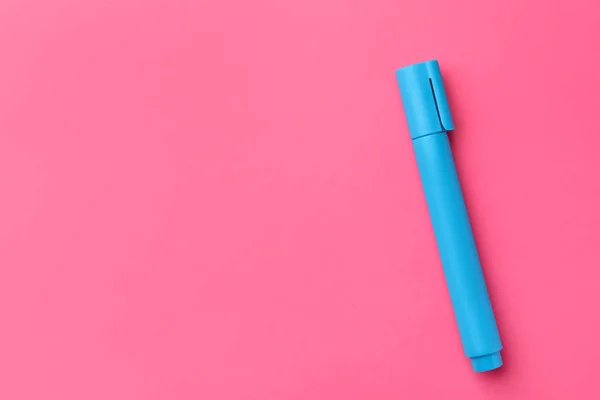 Heldere Lichtblauwe Stift Roze Achtergrond Bovenaanzicht Ruimte Voor Tekst — Stockfoto