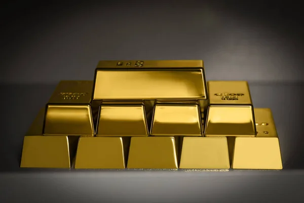 Viele Goldbarren Auf Hellgrauem Tisch — Stockfoto