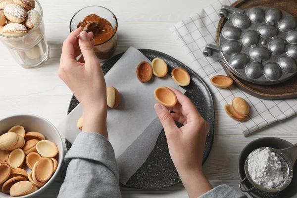 Wanita Membuat Kue Kenari Lezat Berbentuk Kacang Meja Kayu Putih — Stok Foto