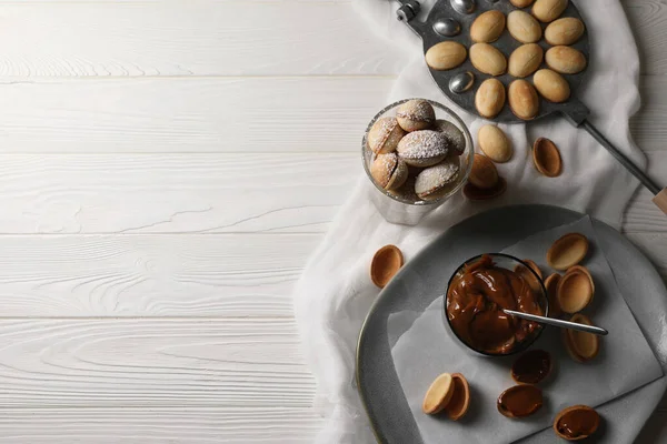 美味的核桃饼干 白色木制桌子上有浓缩牛奶 案文的篇幅 — 图库照片