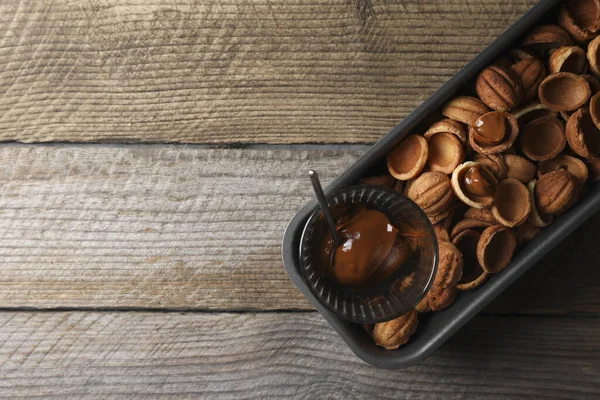 Dělám Ořechové Sušenky Vařené Těsto Karamelizované Kondenzované Mléko Dřevěném Stole — Stock fotografie