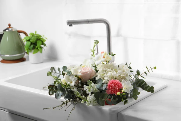 Букет Красивих Квітів Кухонній Раковині — стокове фото