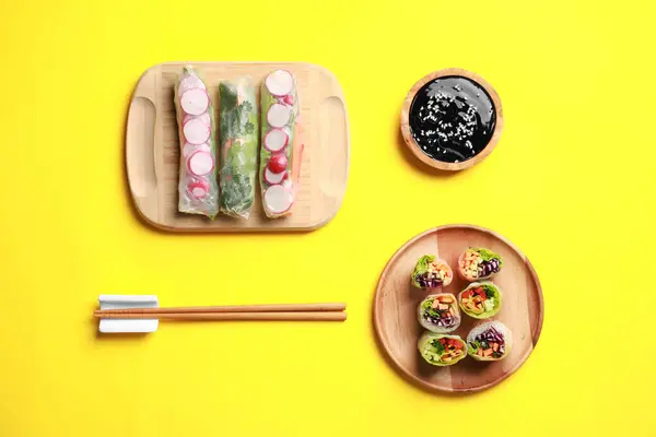 Farklı Lezzetli Börekler Yemek Çubukları Sarı Arka Planda Soya Sosu — Stok fotoğraf