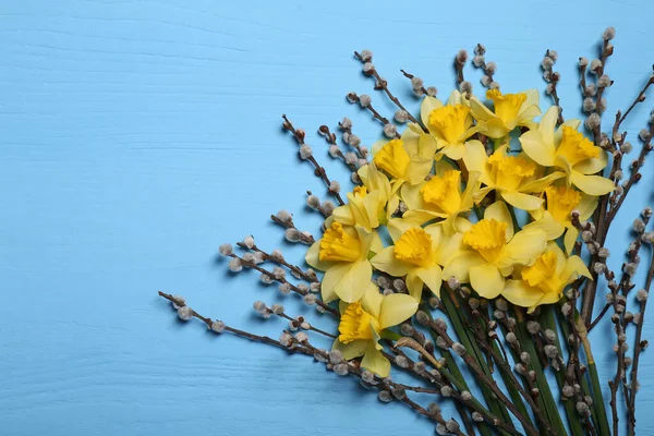 Ramillete Hermosos Narcisos Amarillos Flores Sauce Mesa Madera Azul Claro —  Fotos de Stock