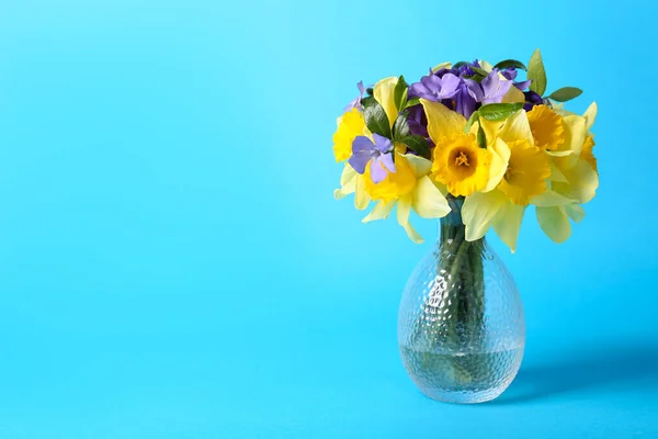 Ramillete Hermosos Narcisos Amarillos Flores Iris Perifollo Jarrón Sobre Fondo — Foto de Stock