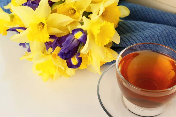 Xícara Chá Aromático Belo Narciso Amarelo Flores Íris Mesa Branca — Fotografia de Stock
