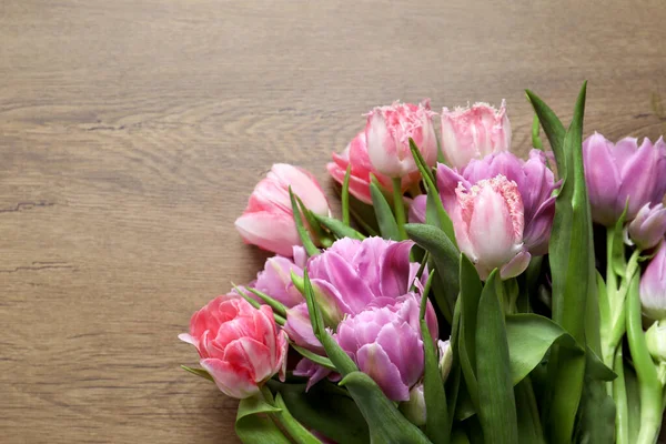 Красивий Букет Різнокольорових Квітів Тюльпанів Дерев Яному Столі Плоский Простір — стокове фото