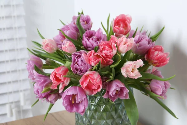 실내에 꽃다발처럼 아름다운 꽃다발 — 스톡 사진