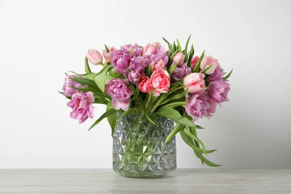 Vacker Bukett Färgglada Tulpan Blommor Träbord — Stockfoto