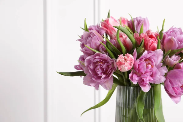 Гарний Букет Різнокольорових Квітів Тюльпанів Вазі Білому Тлі — стокове фото