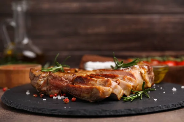 Finom Sült Hús Rozmaringgal Fűszerekkel Asztalon Közelkép — Stock Fotó