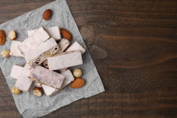 Lezzetli ceviz parçaları, fındık ve badem, ahşap masa, üst manzara. Metin için boşluk