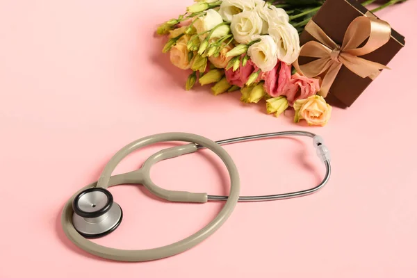 Stethoscope Ajándékdoboz Eustoma Virágok Rózsaszín Háttérrel Boldog Orvosnapot — Stock Fotó