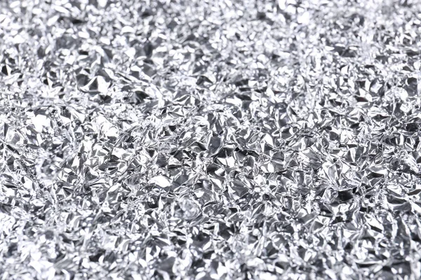 バックグラウンドとしてのしわのある銀箔 クローズアップビュー — ストック写真