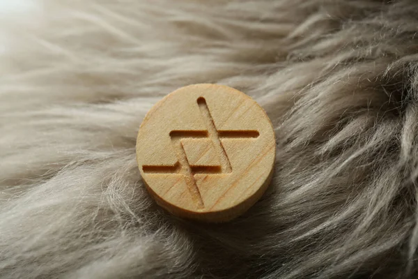 Wooden Rune Inguz Light Faux Fur Closeup — Stock Photo, Image