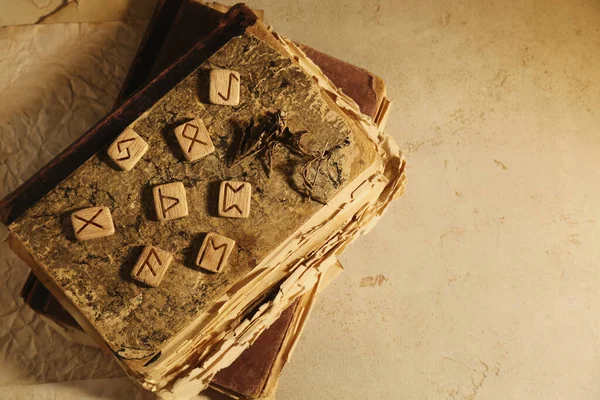 Houten Runen Oude Boeken Beige Tafel Bovenaanzicht Ruimte Voor Tekst — Stockfoto