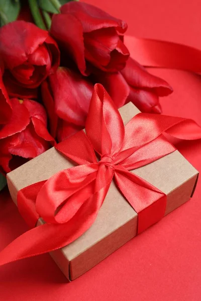 Mooie Geschenkdoos Met Strik Tulp Bloemen Rode Achtergrond Close — Stockfoto