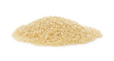 Beyaz arkaplanda ham kuskus yığını