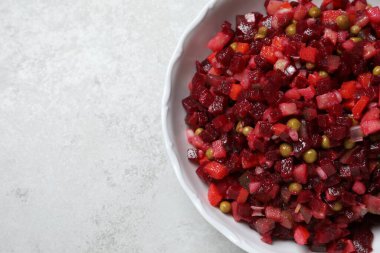 Açık gri masada nefis taze sirkeli salata, üst manzara. Metin için boşluk