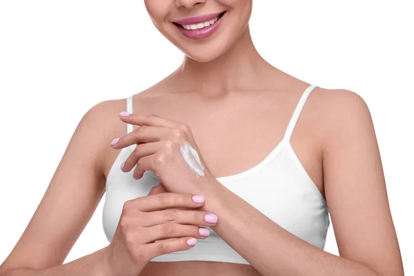 白い背景を持つ彼女の手の上にボディクリームのスミアと女性 クローズアップ — ストック写真