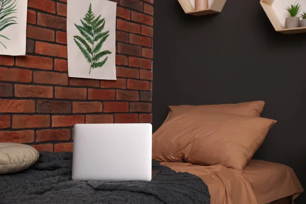 Stilvolles Teenagerzimmer Mit Laptop Auf Bett Nahe Ziegelwand — Stockfoto