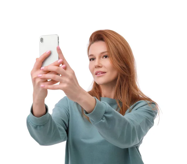 Mulher Bonita Tomando Selfie Fundo Branco — Fotografia de Stock