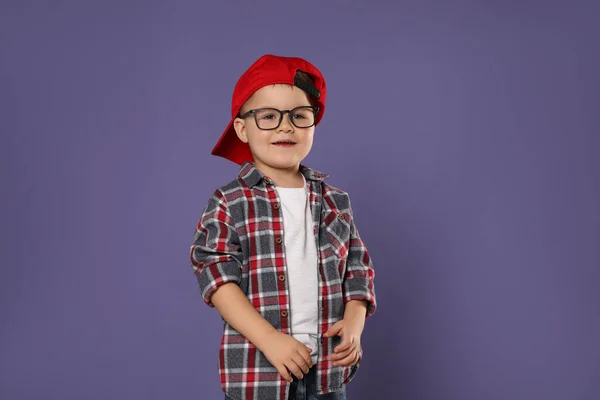 Netter Kleiner Junge Einer Brille Auf Lila Hintergrund — Stockfoto
