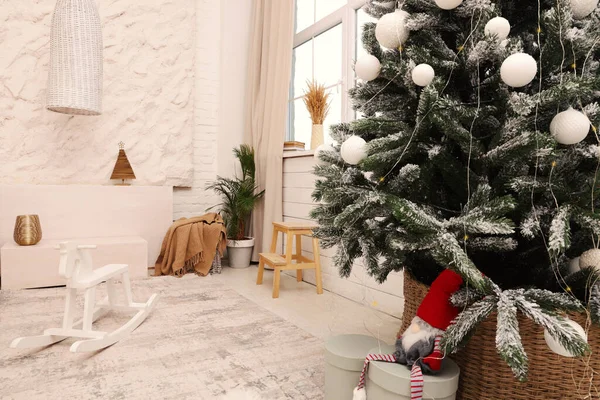 Çinde Noel Ağacı Şenlikli Dekorasyon Olan Bir Oda — Stok fotoğraf